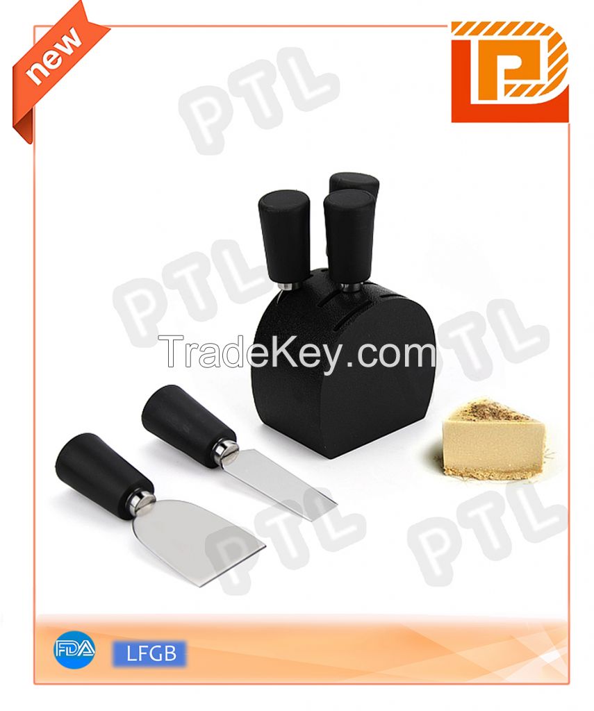 PP-handled cheese set with black wooden handle 