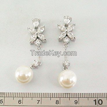 Alloy women&#039;s earring with pearl