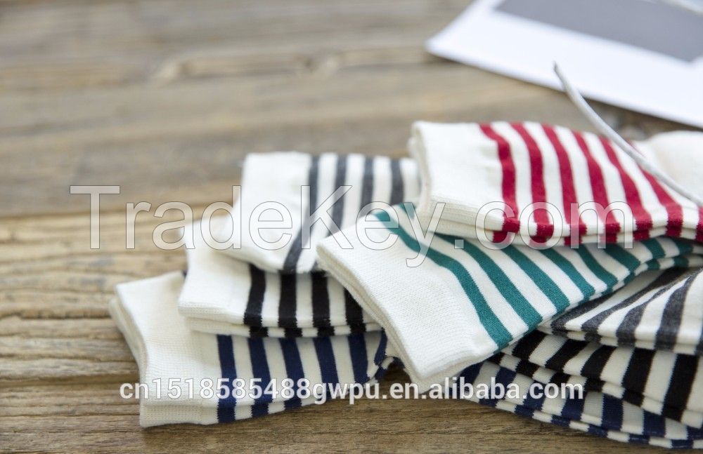 Women&#039;s fashion stripe socks