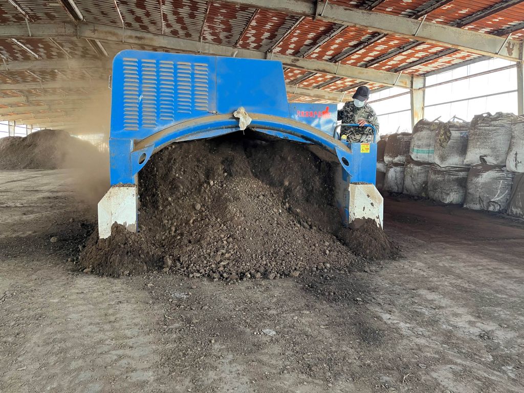 Compost turner self-propelled compost turner crawler type compost turner compost windrow turner