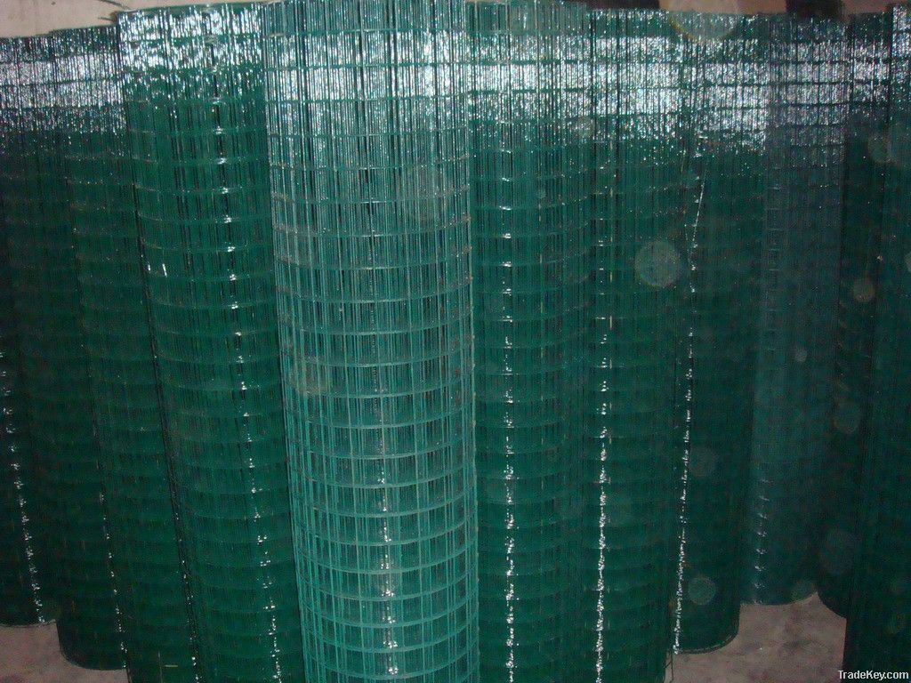 Welded wire mesh fence