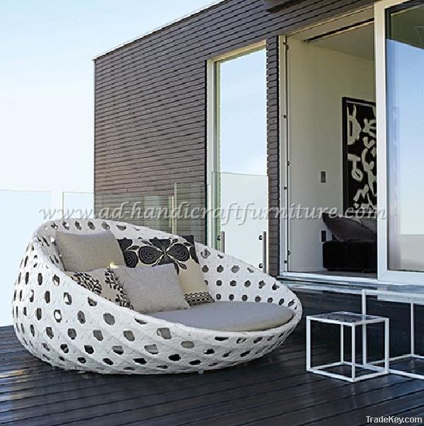 Poly rattan sunbed