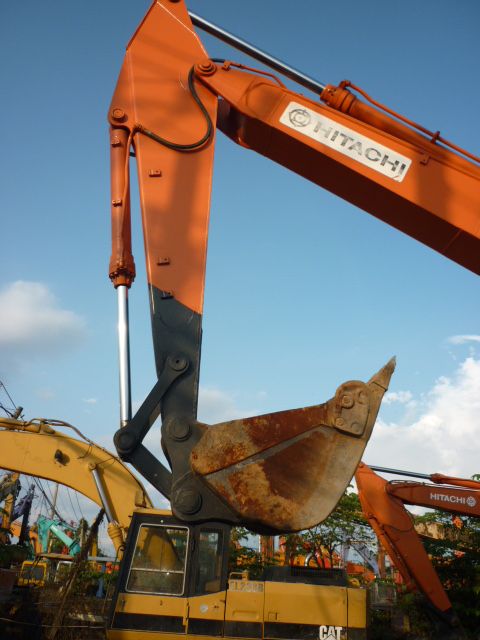 Used Hitachi Excavator (UH07-7) YEAR 1987