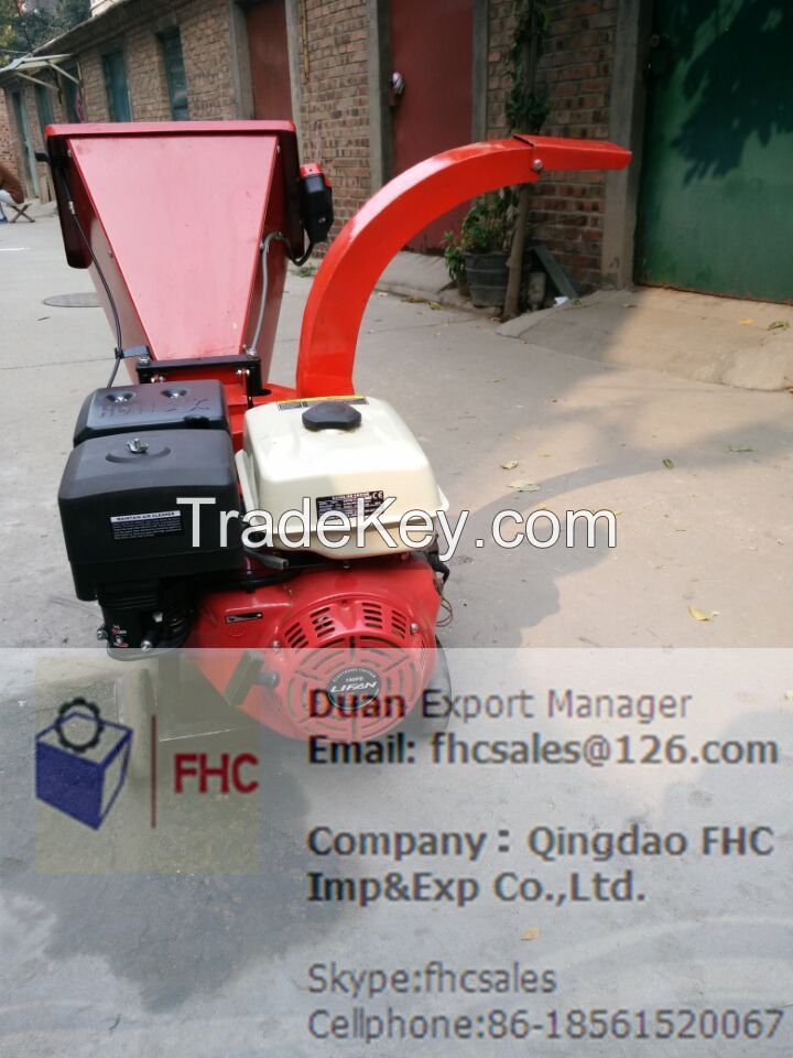 Automatic feeding wood chipper